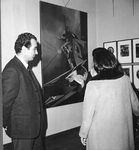 Venino Naldi assieme alcuni visitatori della mostra