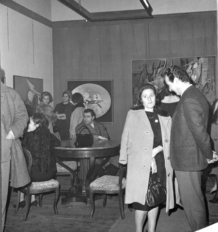 Panoramica sala espositiva di una mostra con le opere di Venino Naldi