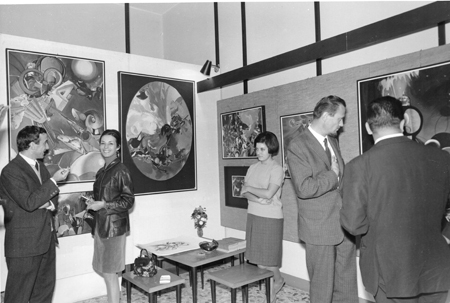 Venino Naldi davanti un suo quadro in una mostra